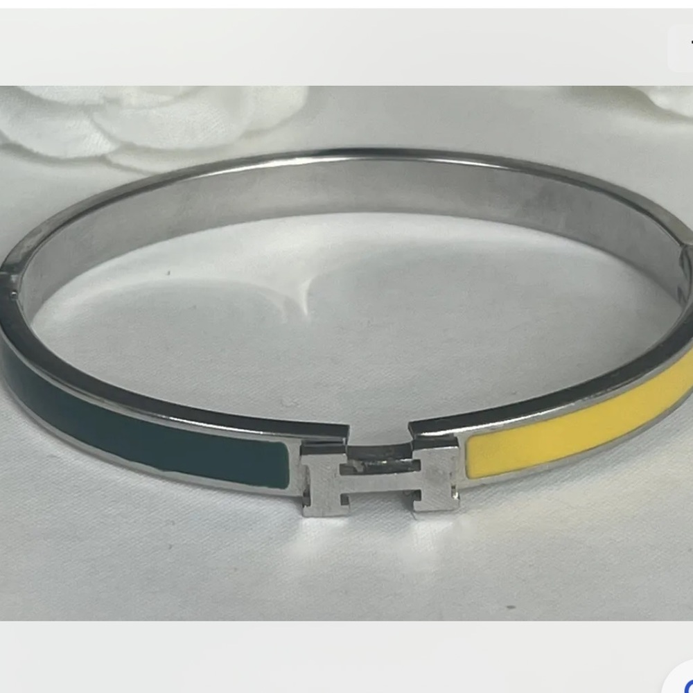 H cuff bracelet 💚💛